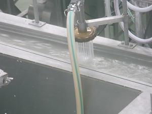 しらたき製造室 シャワー状のしらたき