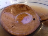 れんげに入れたまぐろラー油