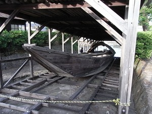 山居倉庫 酒田夢の倶楽 黒壁の倉庫群の運搬船置場に置かれた運搬船