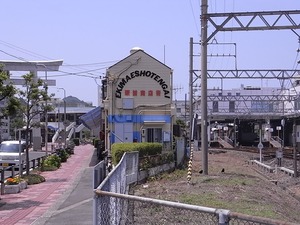 鳥羽駅前商店街サザエストリートの横からの姿