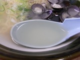 しじみラーメン スープをすくったところ