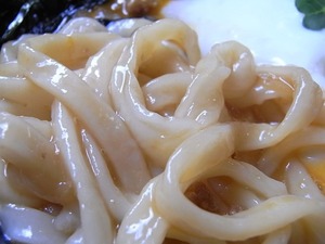 加須うどんよしもと 肉みそうどんの半熟たまごと肉みそをまぜまぜ