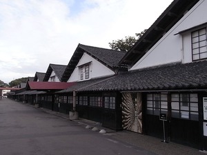 山居倉庫 酒田夢の倶楽 黒壁の倉庫群の倉庫正面を見る