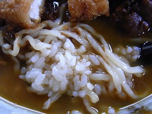 民宿食堂おふくろのカツカレーミックスラーメンの麺とごはん