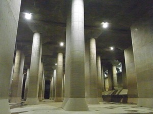 首都圏外郭放水路庄和排水機場 地底探検ミュージアム龍Q館 地下回廊巨大列柱2
