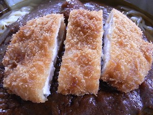 民宿食堂おふくろのカツカレーミックスラーメンのとんかつ全体