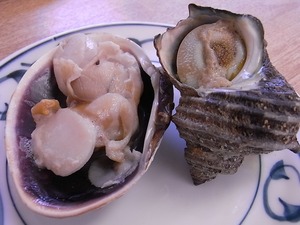 焼き上がったさざえと大あさり