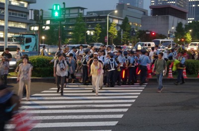 青になったのに通さない警察