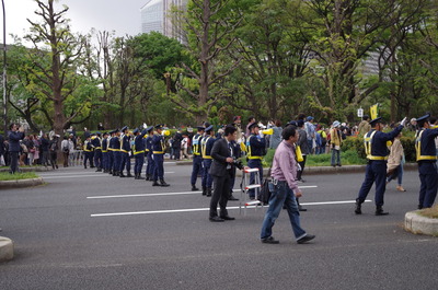 居並ぶ警察官