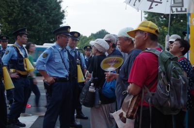 警察と脱原発運動の人