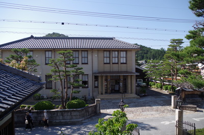 伴家住宅の窓からみた市立資料館