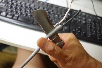 電工ナイフ使用中