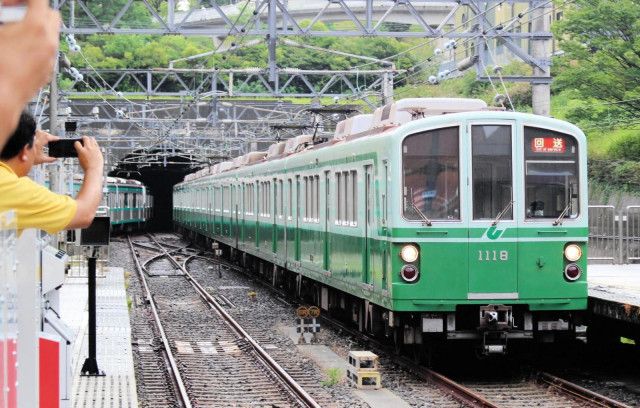 緑色の1000形がラストラン　神戸市営地下鉄の引退車両、ファンら駆け付け名残惜しむ　7000系も最後の姿
