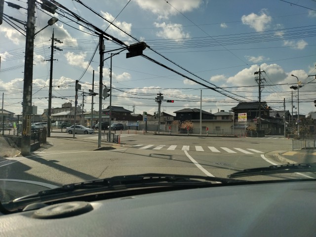 信号機交差点の信号機白電球撤去工事 の上井沢交差点の新しい交差点の2002年の京三2002信号機です。　(LED信号機低コスト)