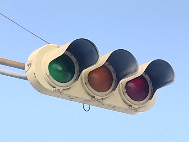 古い信号機　破壊