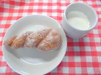 5.23 ツイストドーナツ 牛乳