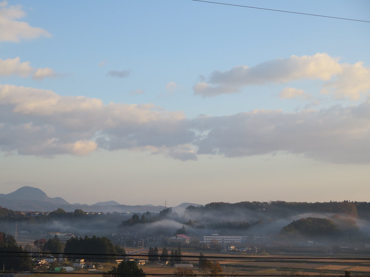 青空と立ち込める煙 高台からの観天望気