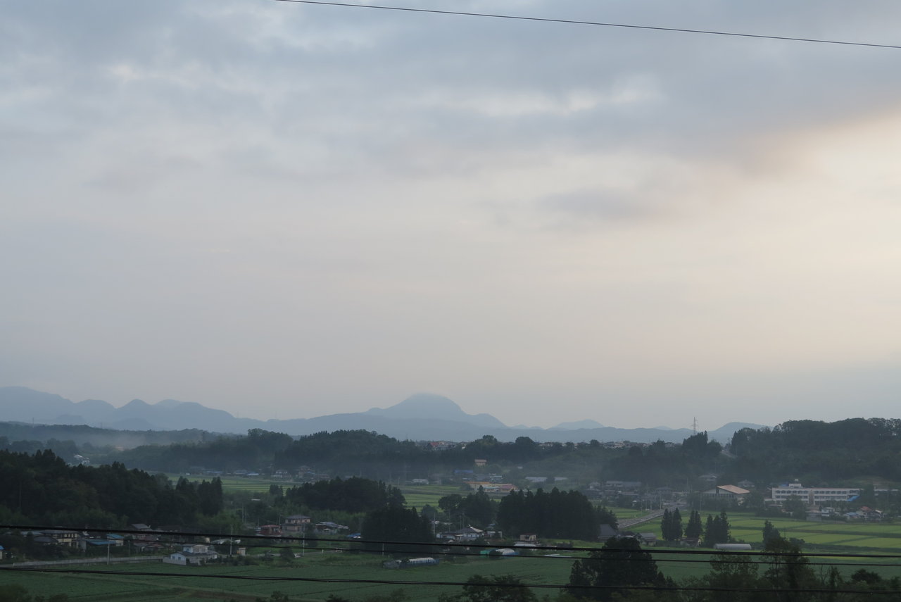 厚い雲に覆われた空 高台からの観天望気