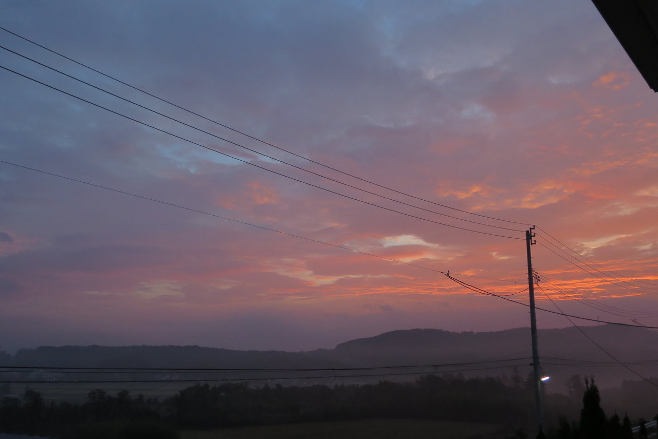 朝もやと朝焼けの空 高台からの観天望気