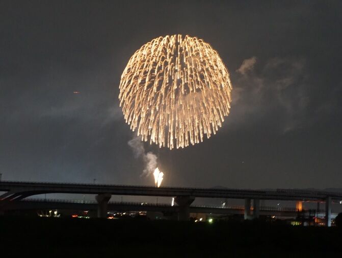 御幸橋から見た「京都芸術花火2024」。開催は5年ぶり : マチコロ八幡 御幸橋から見た「京都芸術花火2024」。開催は5年ぶり : マチコロ八幡