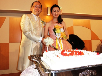 ナベちゃん結婚を祝う会 ウエディングケーキ入刀 二人羽織 マチャキのつぶやき ナベちゃん結婚を祝う会 ウエディングケーキ入刀 二人羽織 マチャキのつぶやき
