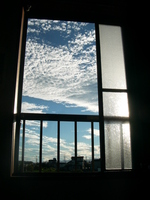 窓と空