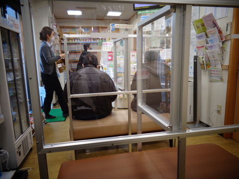 薬局のアクリル板