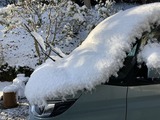 車に山盛りの雪