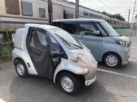 駐車場に並ぶ２台