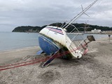 横たわるクルーザー