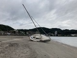横たわるクルーザー