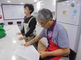 Yさんが真剣に脚本をに目を通す