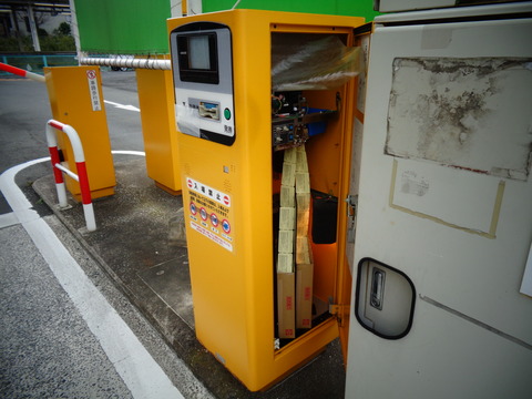 駐車場の入り口で