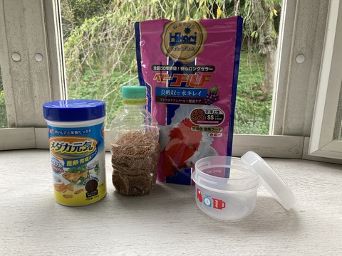 メダカと金魚の食事