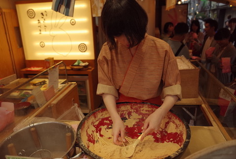 米マクドナルド 2層シェイク専用の革新的 すぎて用を成さない ストローを開発 なぜかアップル風動画で紹介 2017年2月21日掲載 ライブドアニュース