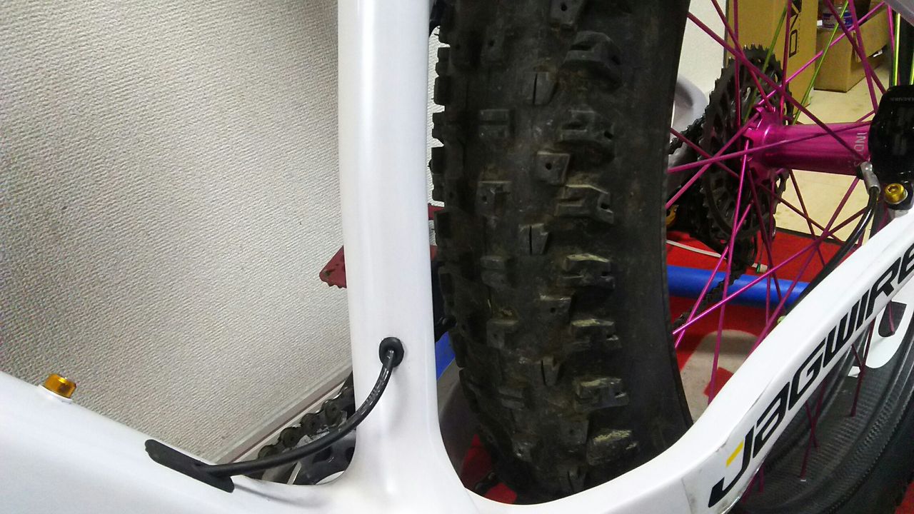 カーボンフレームに穴開けて内装化。 : 中華カーボン29er