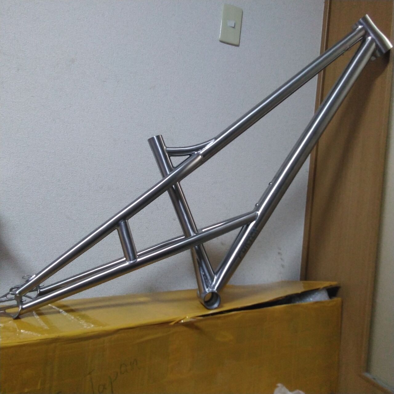 ハードテイルでホイールベース1350ミリ越え カスタムチタンフレームが