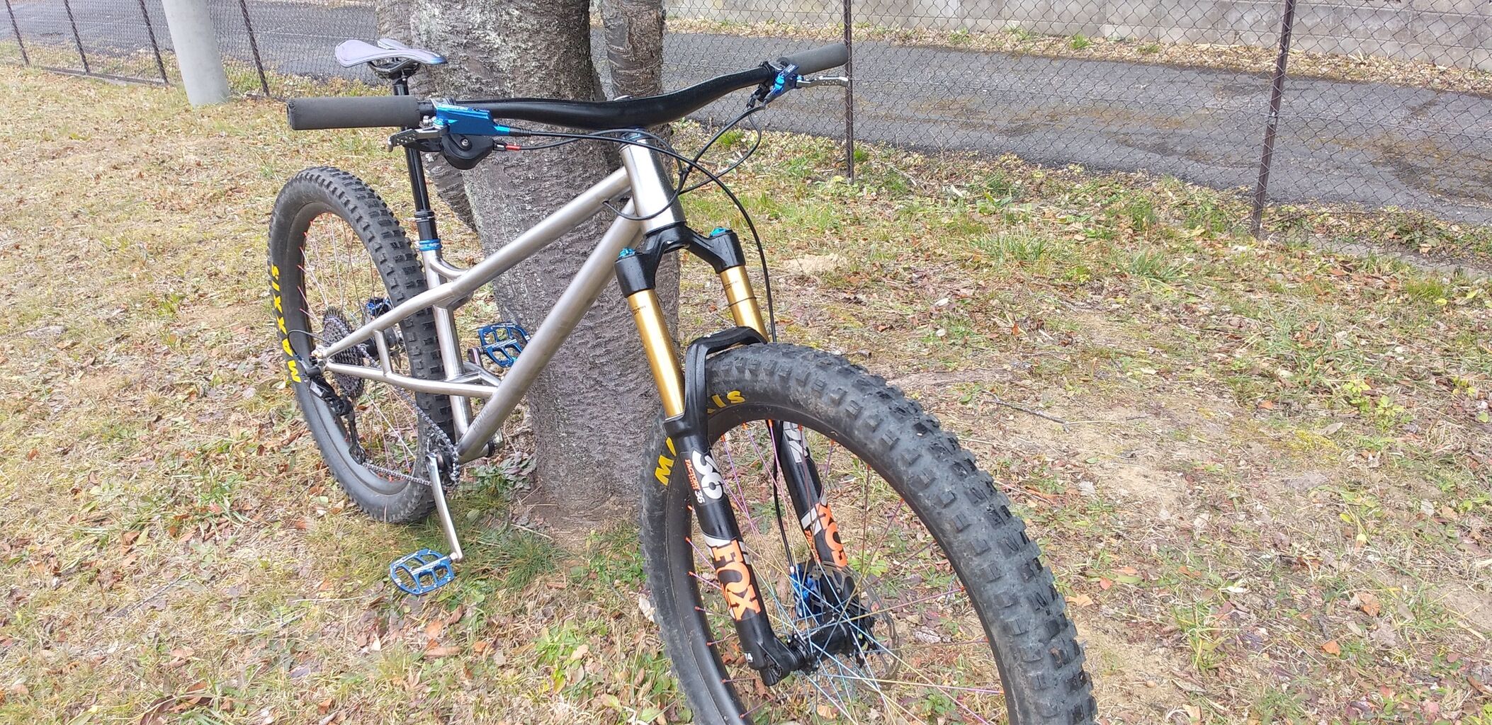 ハードテイルでホイールベース1350ミリ越え カスタムチタンフレームが