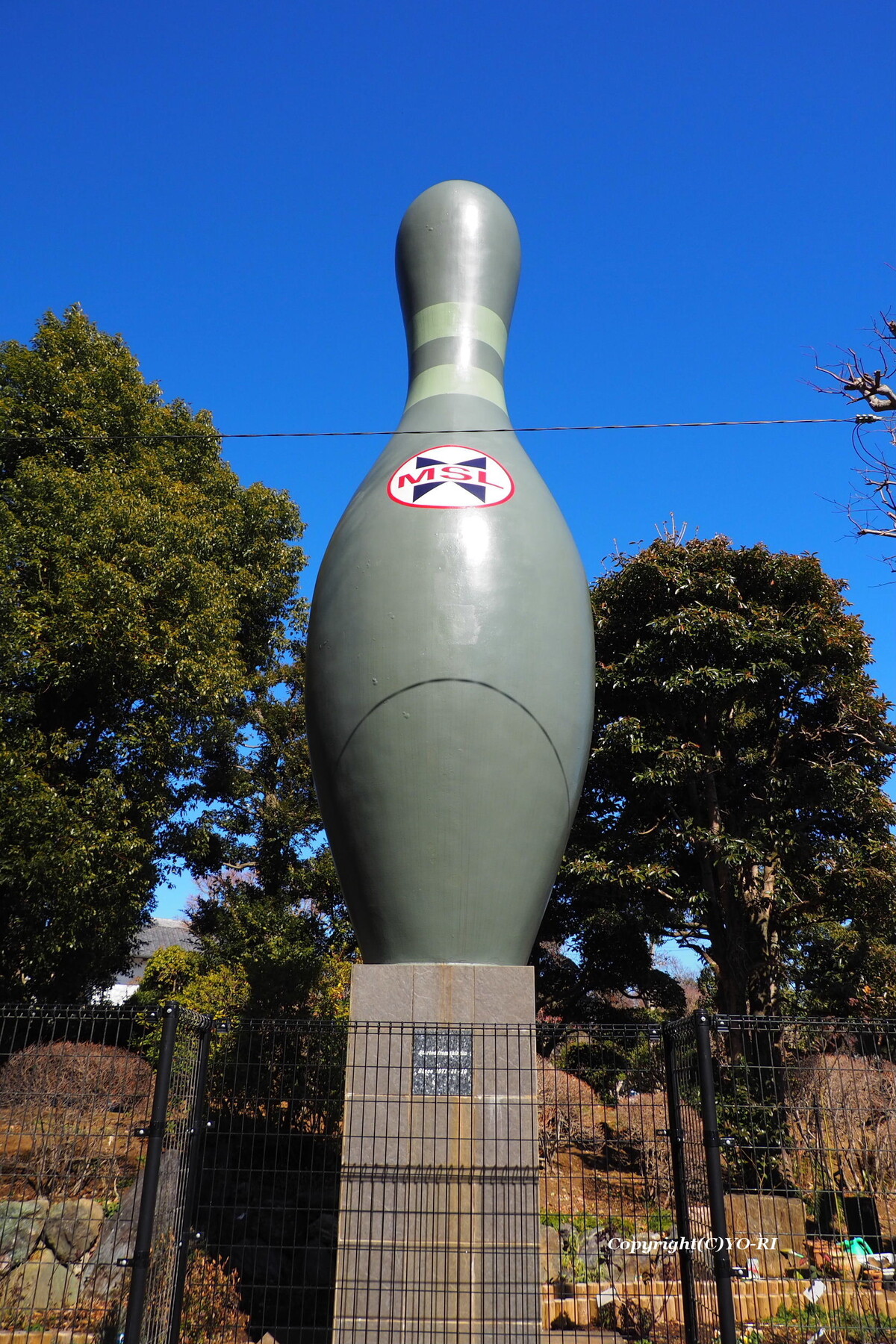 大きなボーリングのピンのオブジェ 2つ