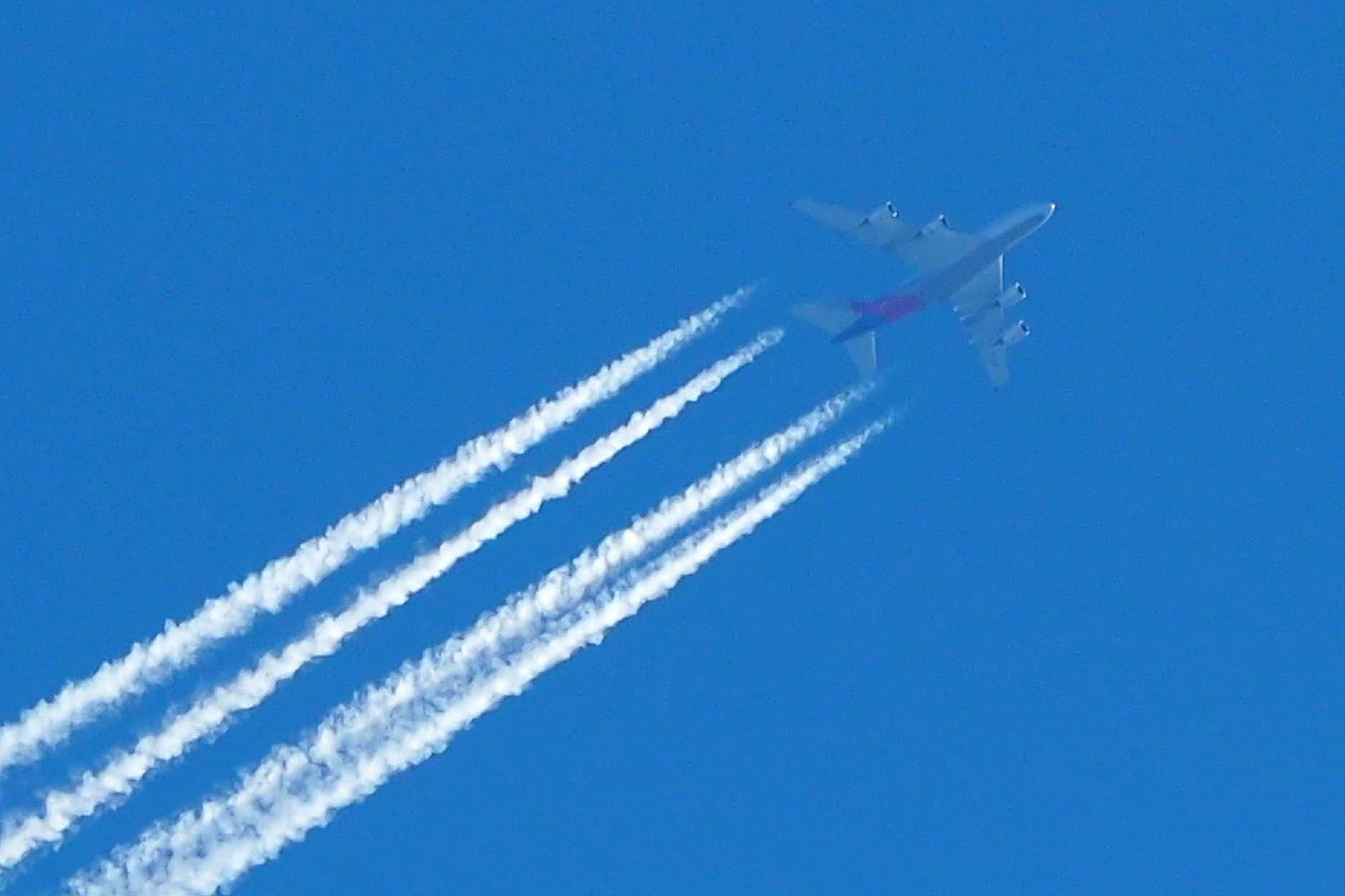4発機の飛行機雲 Photo By Yo Ri 日々雑食