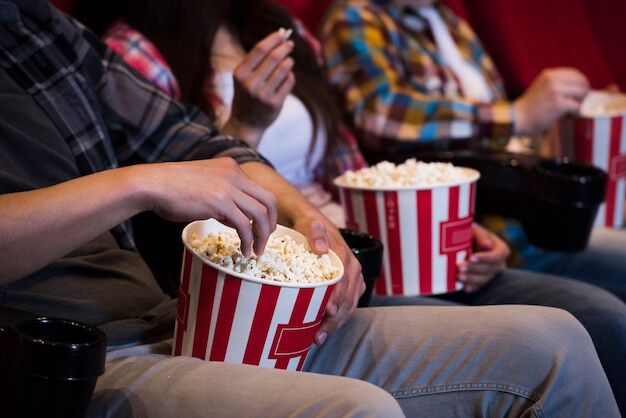 映画館で映画観る時にポップコーン食うやつなんなの？ポップコーン食いに来てるのか？