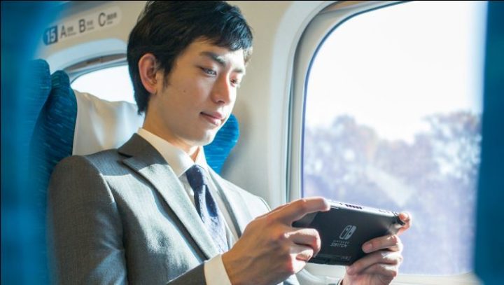 電車で携帯ゲームやってるやつってどう思う？