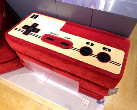 【悲報】ニンテンドーミュージアムのファミコンクッション、27,777円