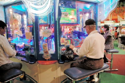 一日中ゲーセンのメダルゲームで遊んでるジジババの正体wwwwwwwww