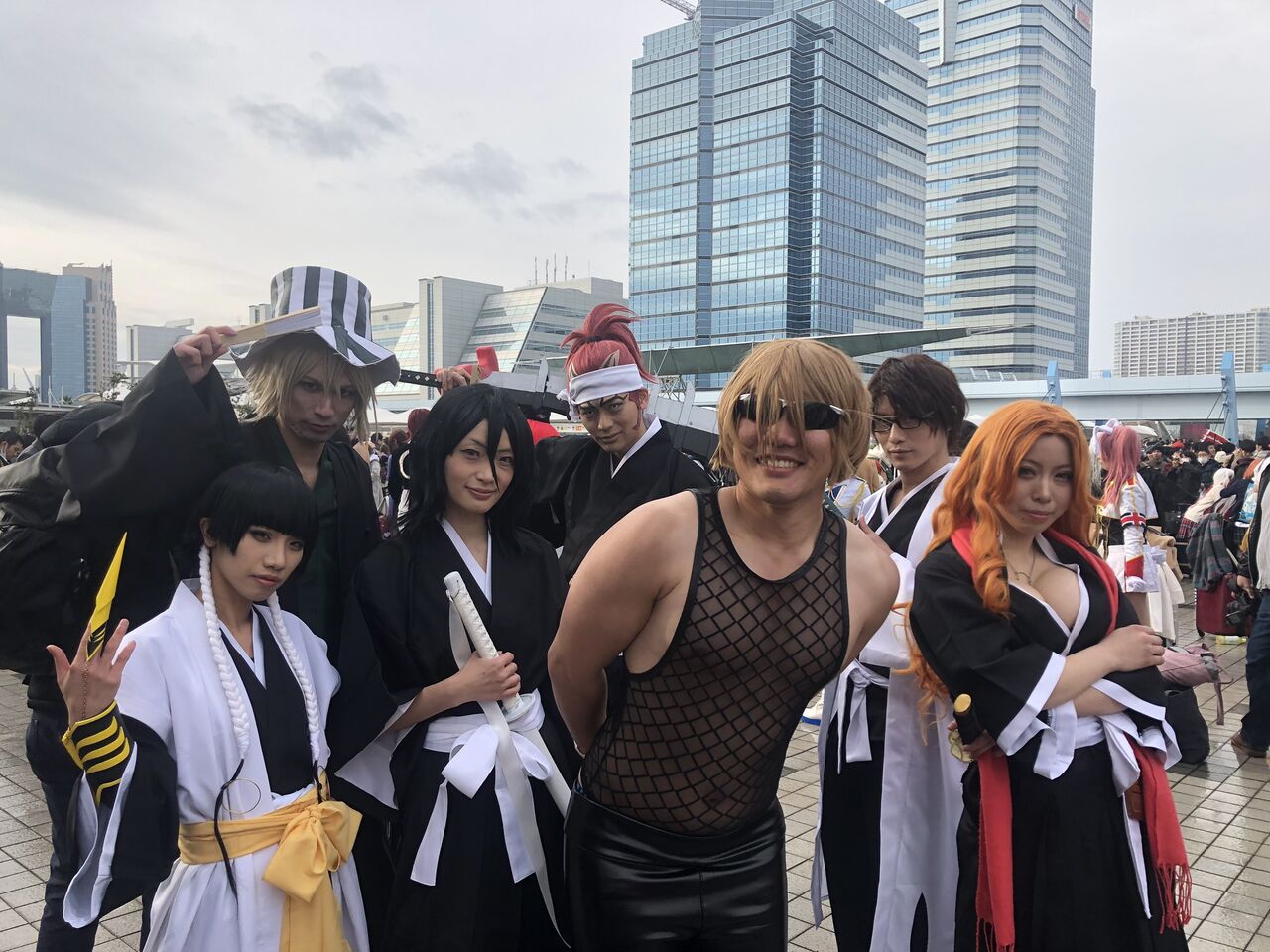 朗報 ブリーチ作者さん コミケでコスプレイヤーと仲良く記念写真を撮る あまゲー速報