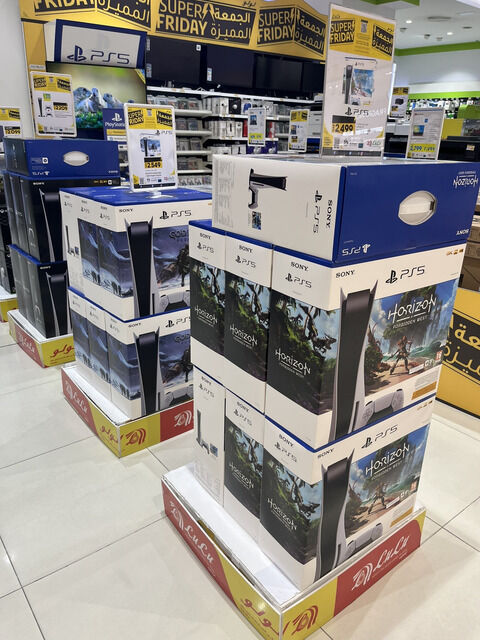 【朗報】スクエニ吉田「PS5が店で山積みになる日も近そう」