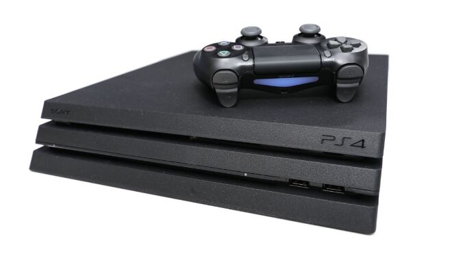 【悲報】未だにPS4をやってる奴がいて泣いた