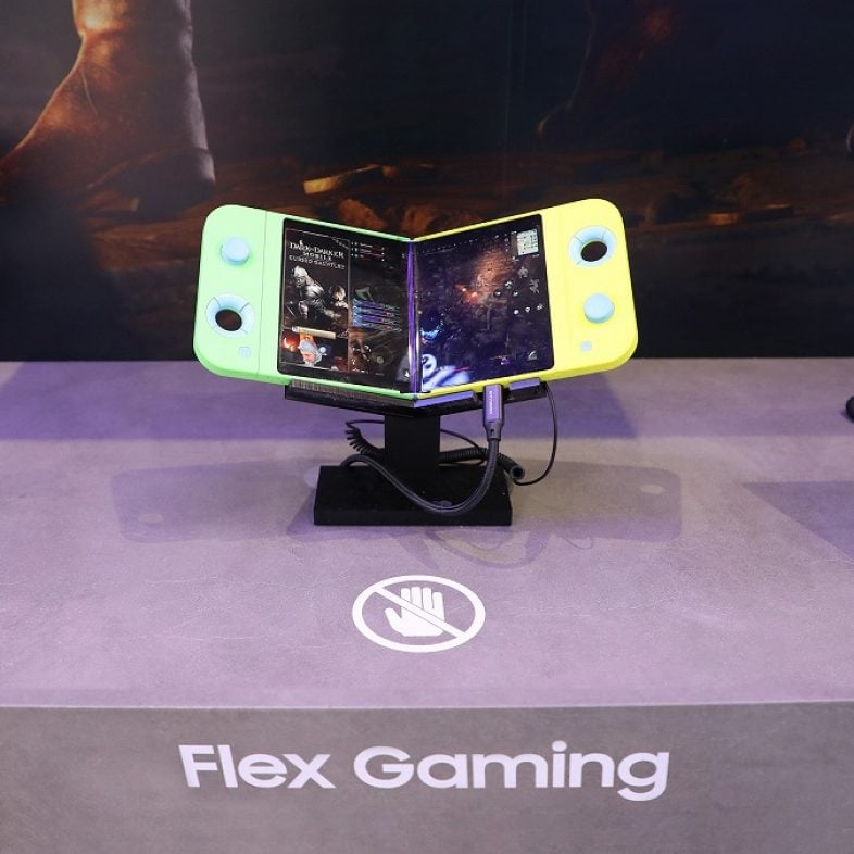 サムスンが「折りたたみゲーム機」をデモ披露