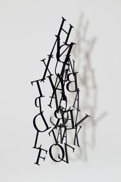 無彩色なモビール ダイニングにメッセージを吊るす 平屋を建てる