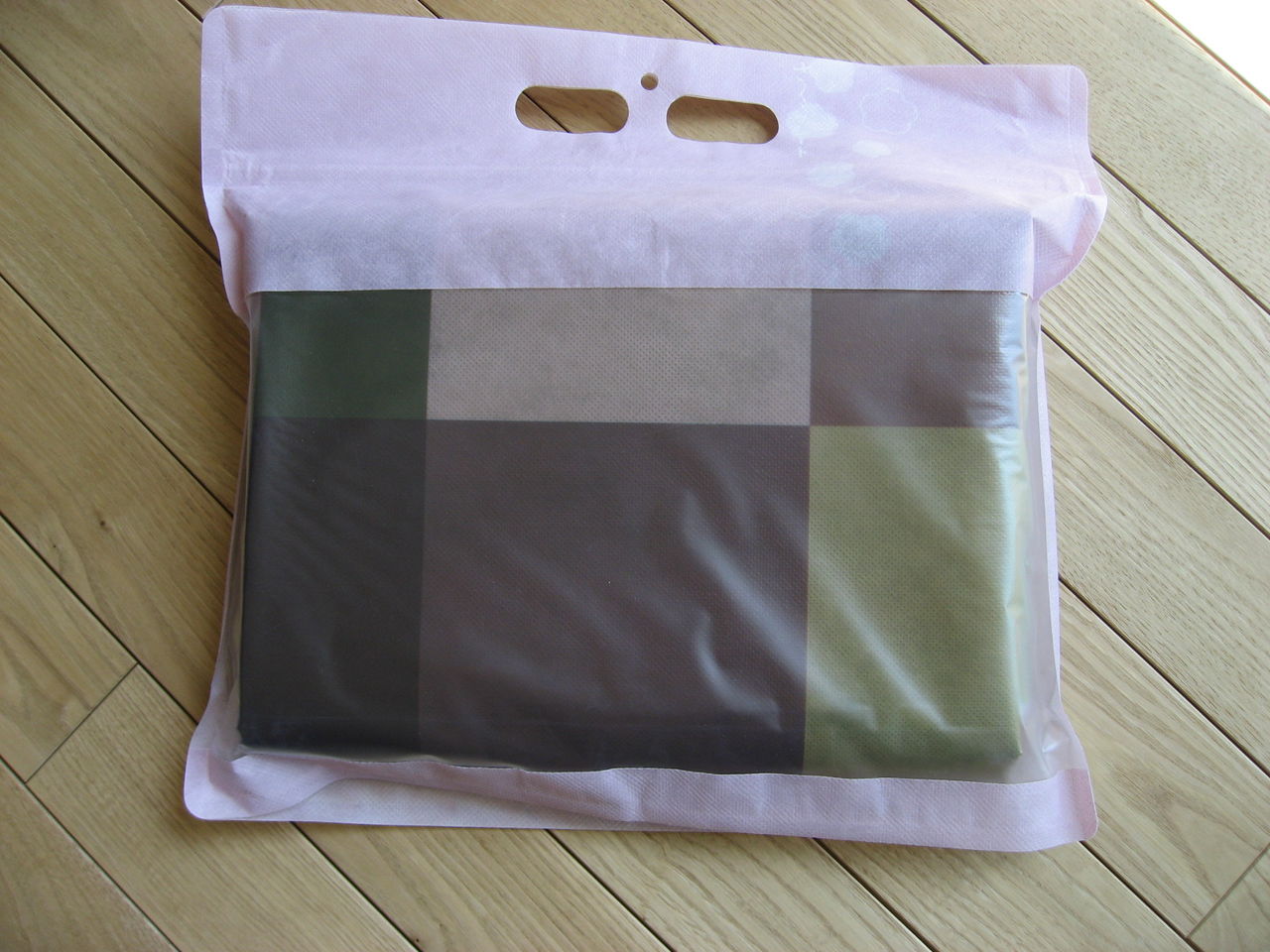 大人だけでも使えるレジャーシート さくらシート 平屋を建てる